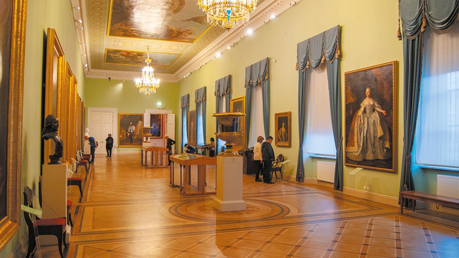 Белый зал Михайловского дворца в Петербурге