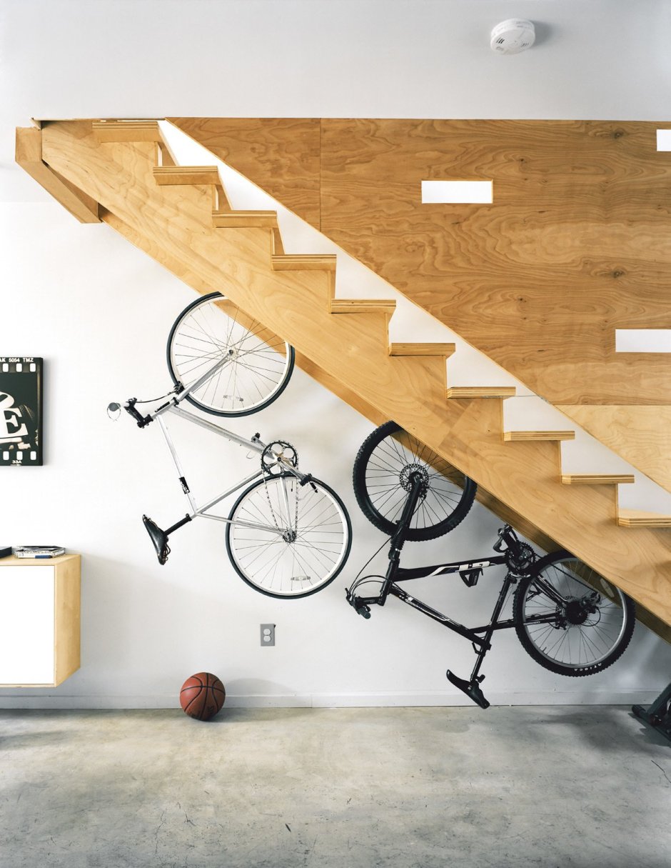 Велосипед под лестницей