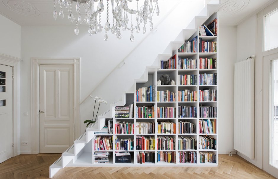 Книжный стеллаж под лестницей