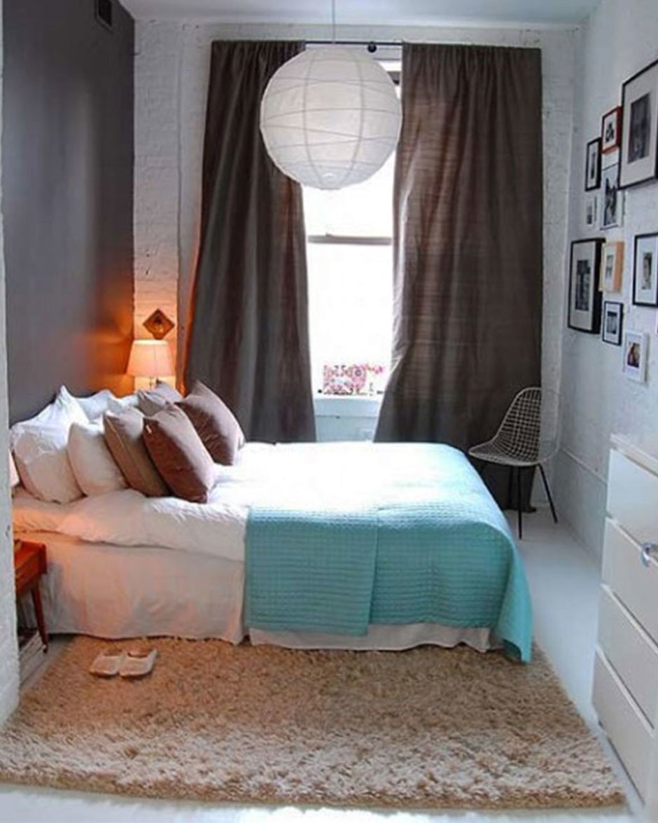 Кровать в маленькой спальне