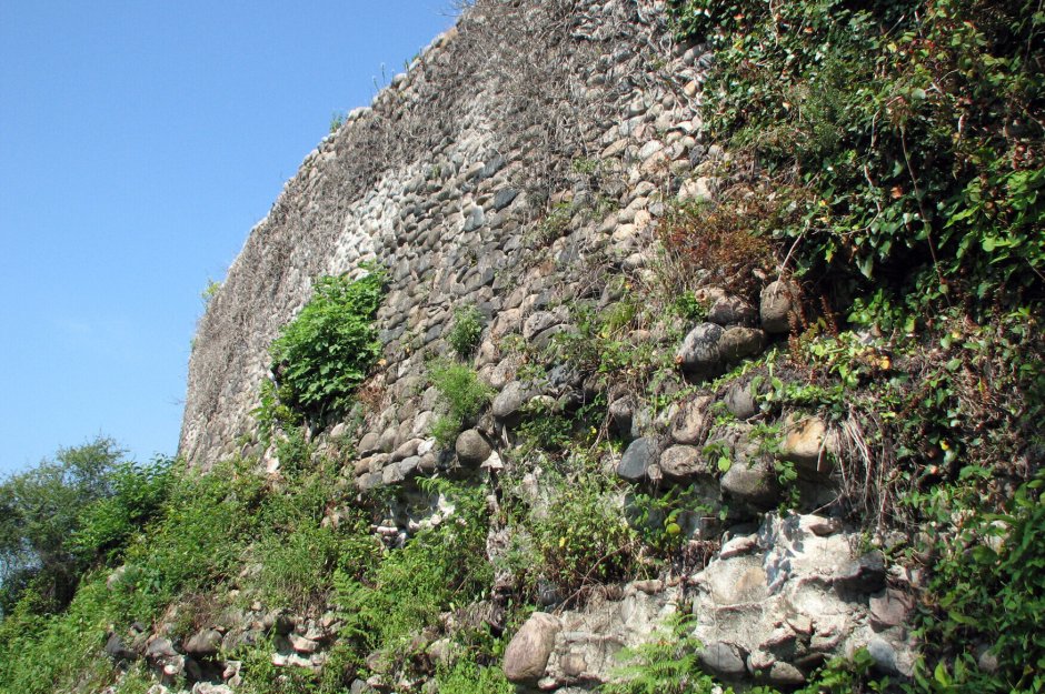 Замок Баграта подземный ход Абхазия
