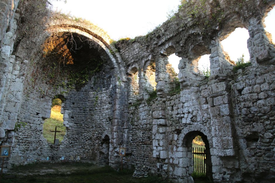 Замок Баграта подземный ход Абхазия