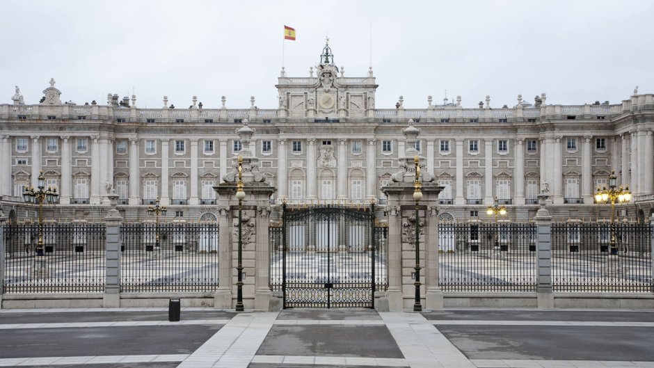 Королевский дворец в Мадриде парадный обеденный зал