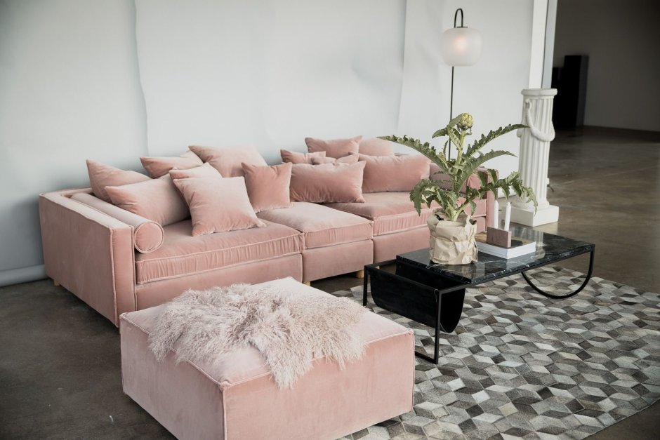 Розовый бархатный диван