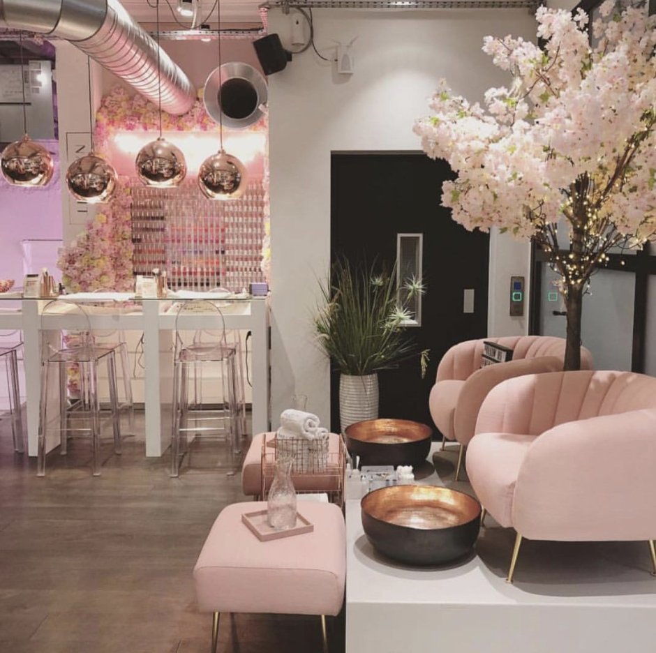 Розовый интерьер салона красоты