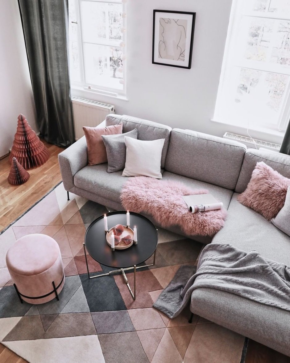 Серо розовый диван в интерьере