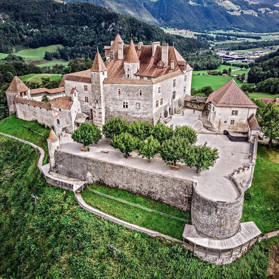 Замок Грюйер в Швейцарии
