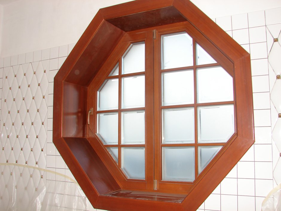 Круглое деревянное окно
