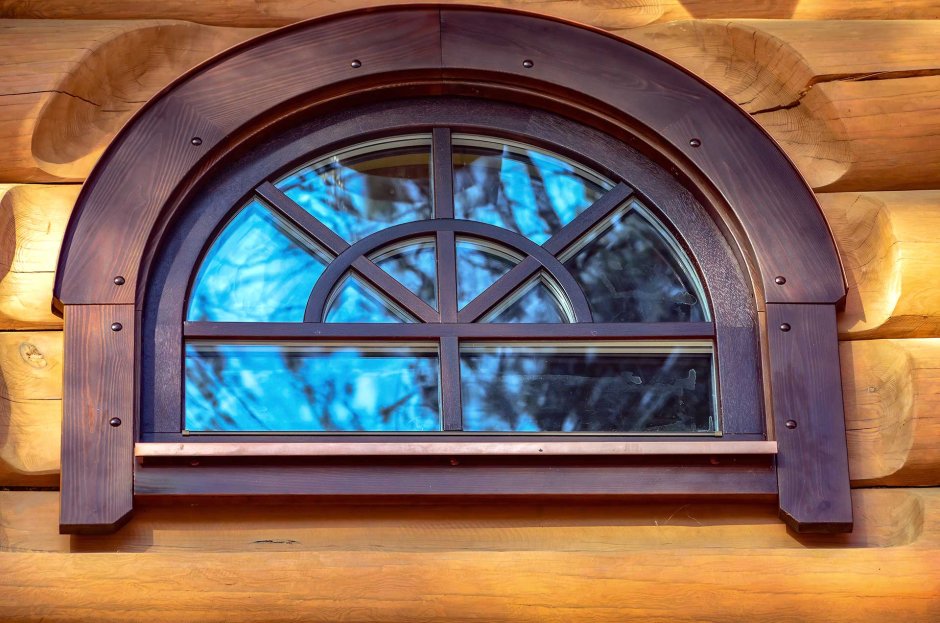 Окно полукруглое деревянное