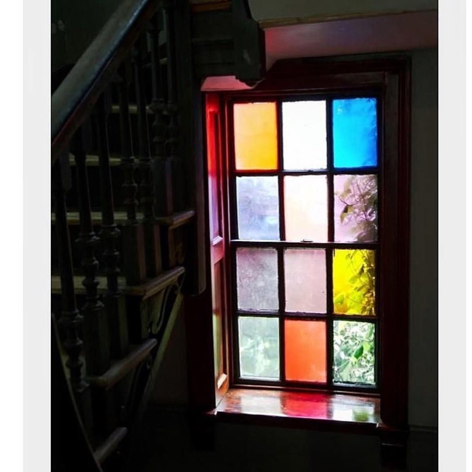 Окна с разноцветными стеклами