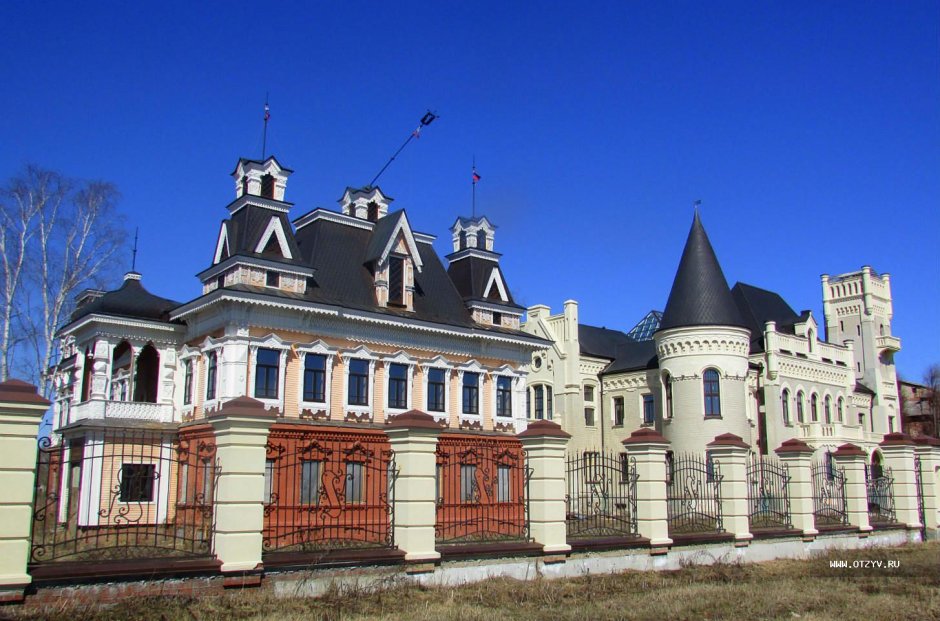 Замок купца Понизовкина красный Профинтерн