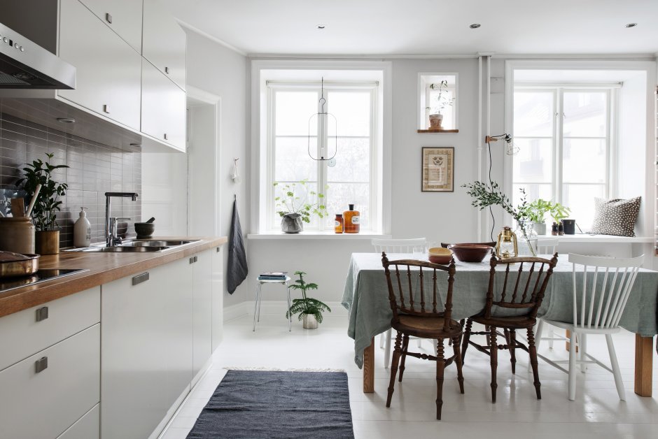 Кухня в скандинавском стиле с окном