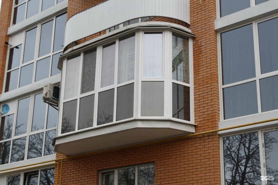 Балкон застекленный деревянными окнами