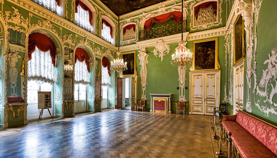 Танцевальный зал дворца Кусково