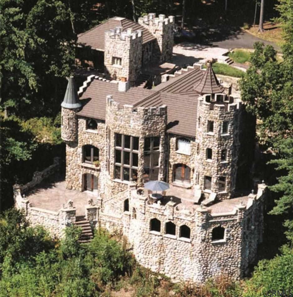 Каменный дом в стиле замка