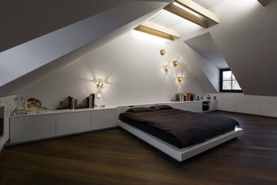Комната в мансарде со скошенным потолком