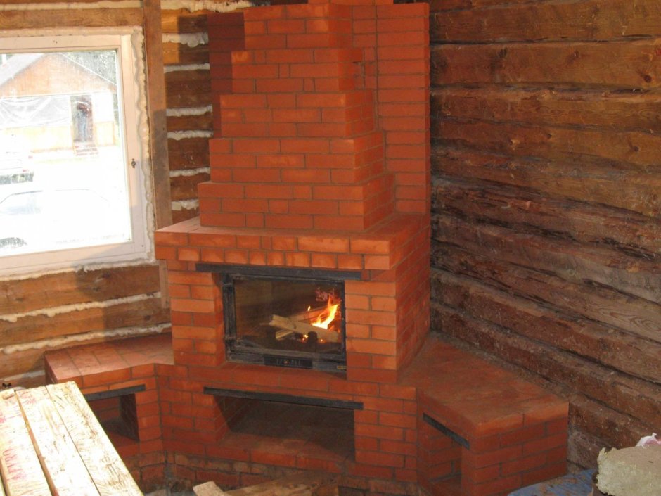 Кирпичный камин в деревянном доме