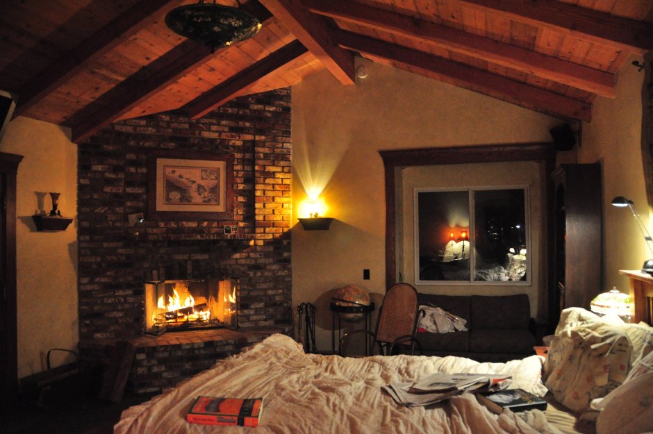 Уютный спальня с камином в доме
