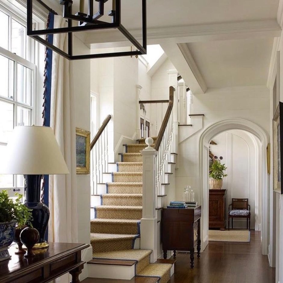Лестница в современном классическом стиле
