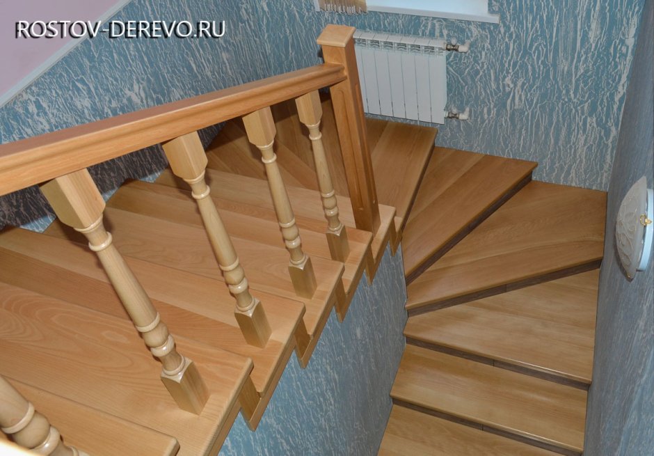 Лестница на тетиве с балясинами на ступени