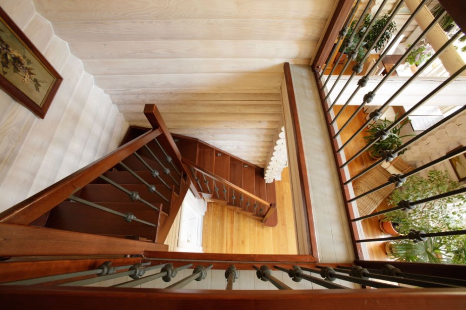 Лестница в загородном доме с забежными ступенями
