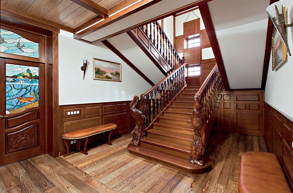 Деревянная лестница стиль классика