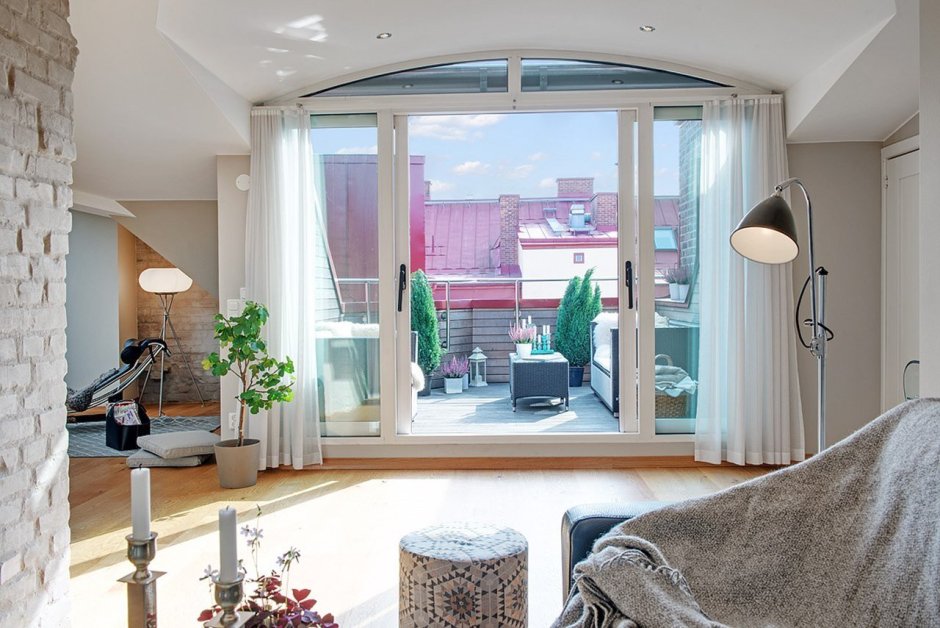 Интерьер квартиры с панорамными окнами