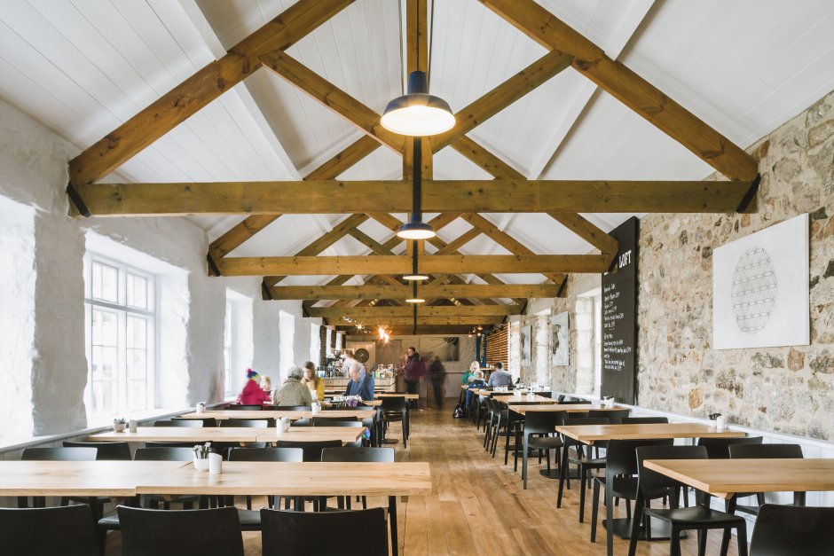 Деревянный потолок в кафе