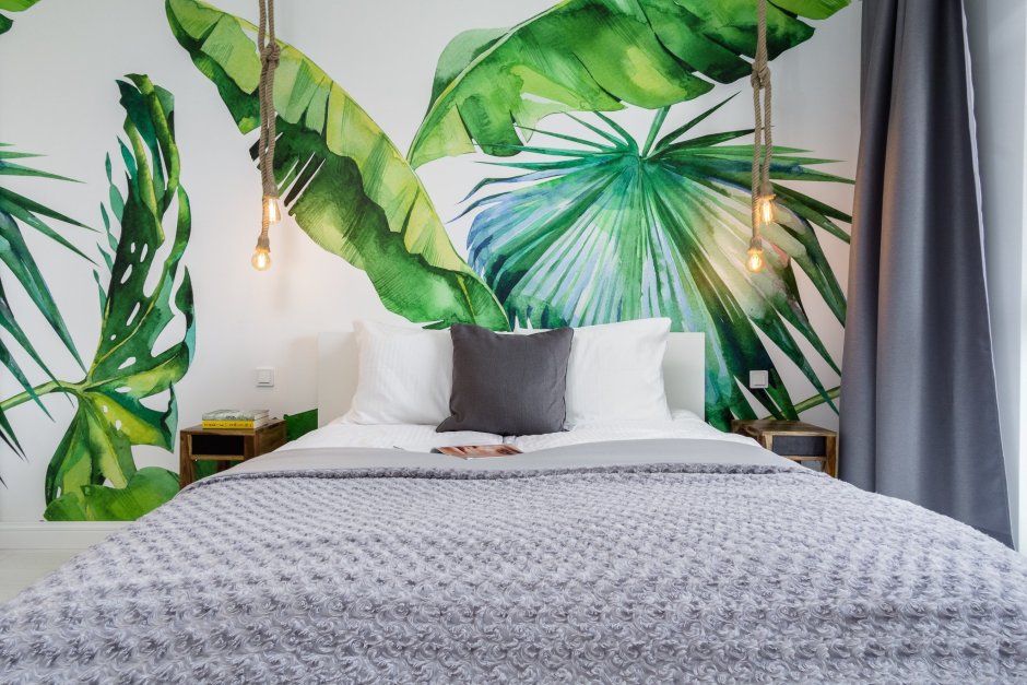 Спальня с тропическими листьями