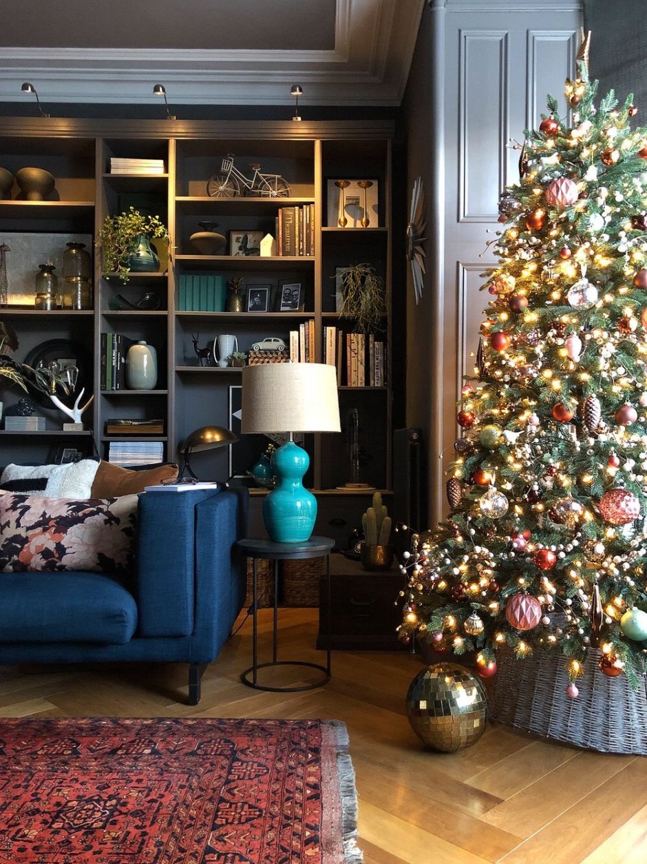 Домашний интерьер с новогодней елкой