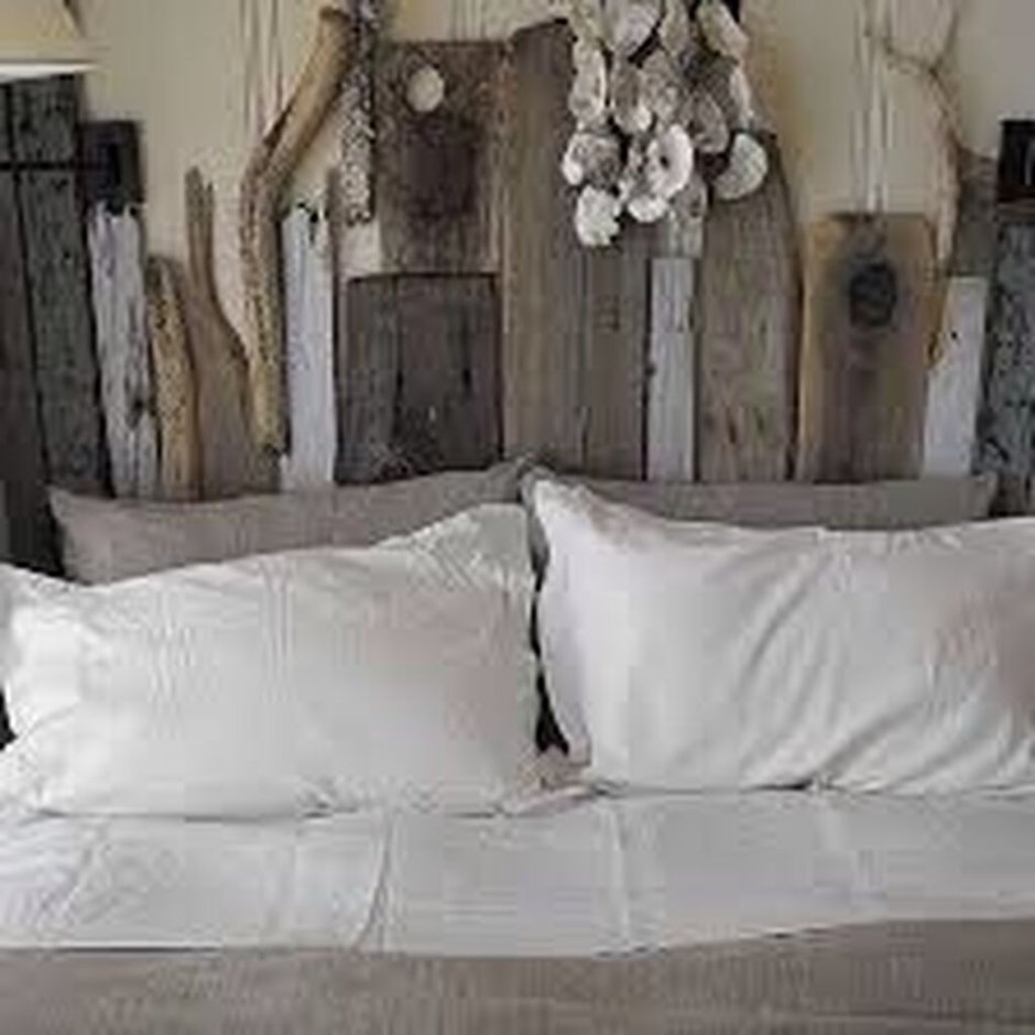 Изголовье кровати из дерева рустикальном стиле