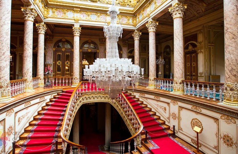 «Рaйcкие вpaтa» двopца Dolmabahce в Стaмбулe