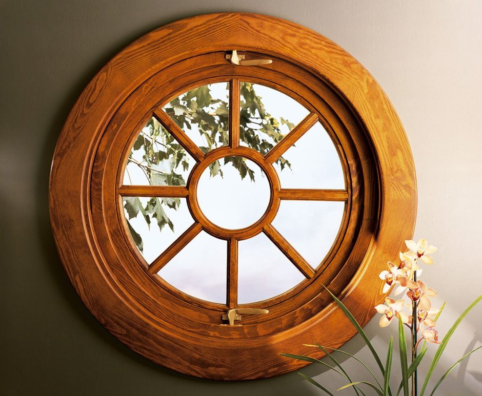 Круглое деревянное окно