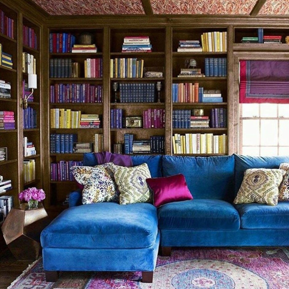Домашняя библиотека с диваном