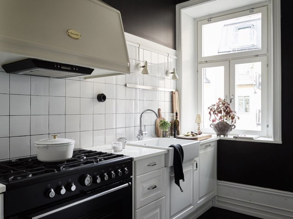 Белая кухня с черной плитой