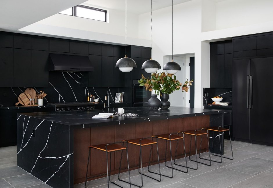 Красивая черная кухня