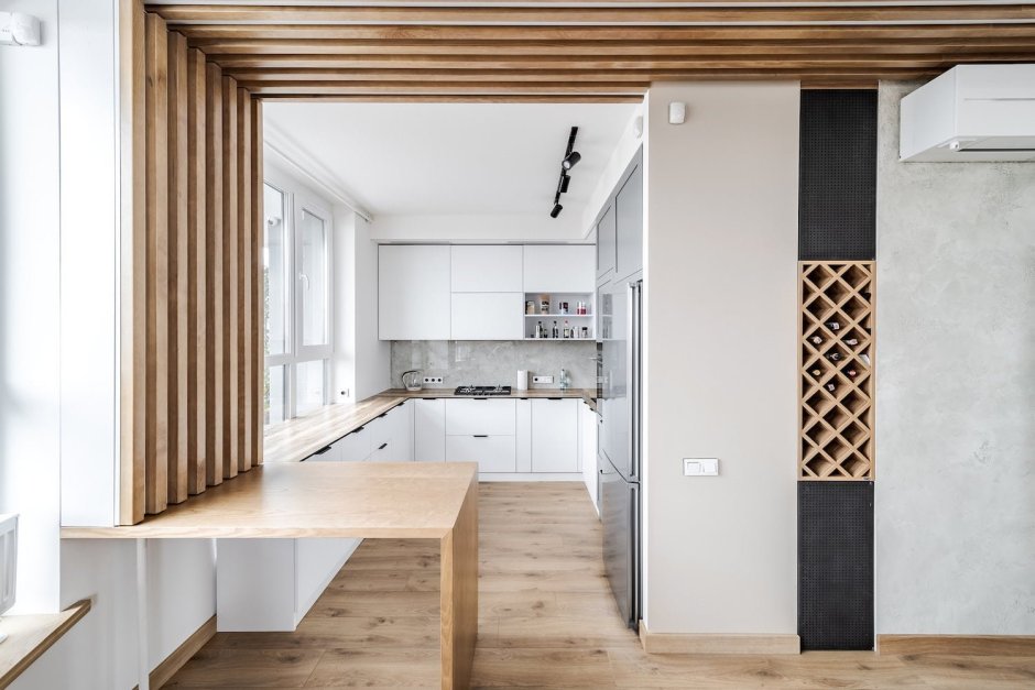 Белая кухня гостиная с деревянными рейками