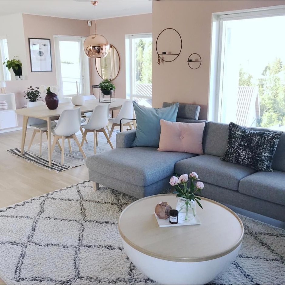 Гостиная с пудровыми акцентами