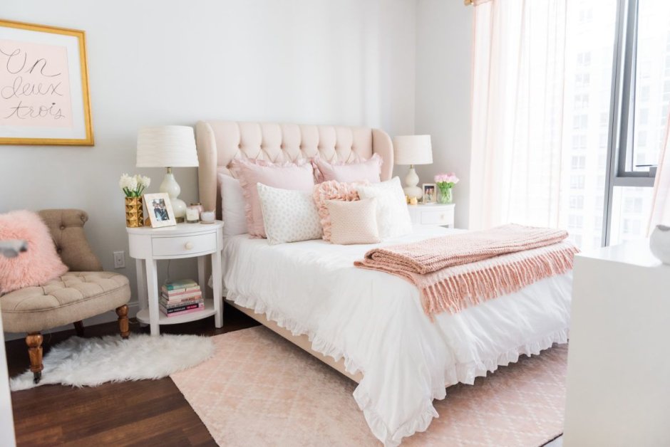 Кровать нежно розовая