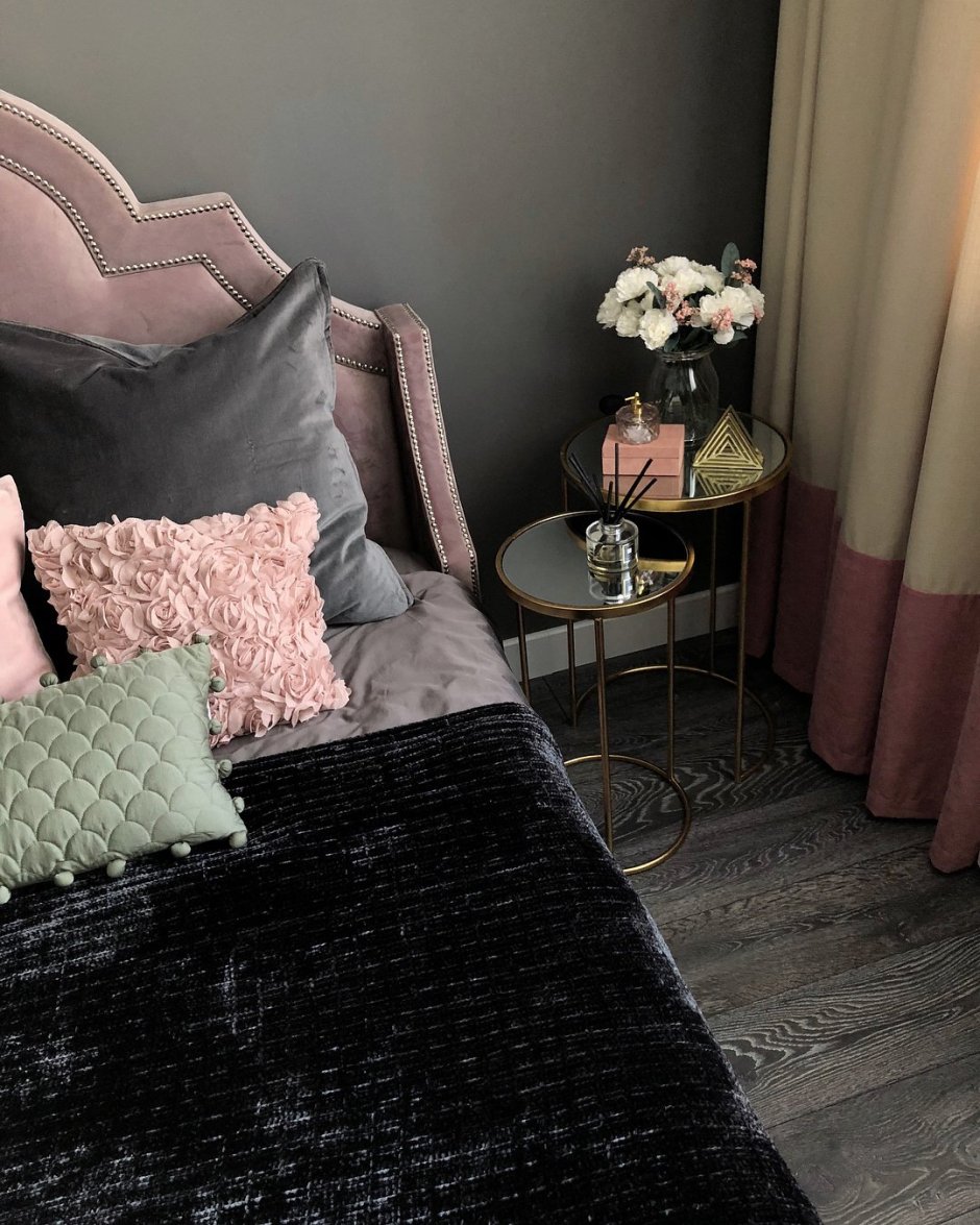 Пыльный розовый в интерьере спальни