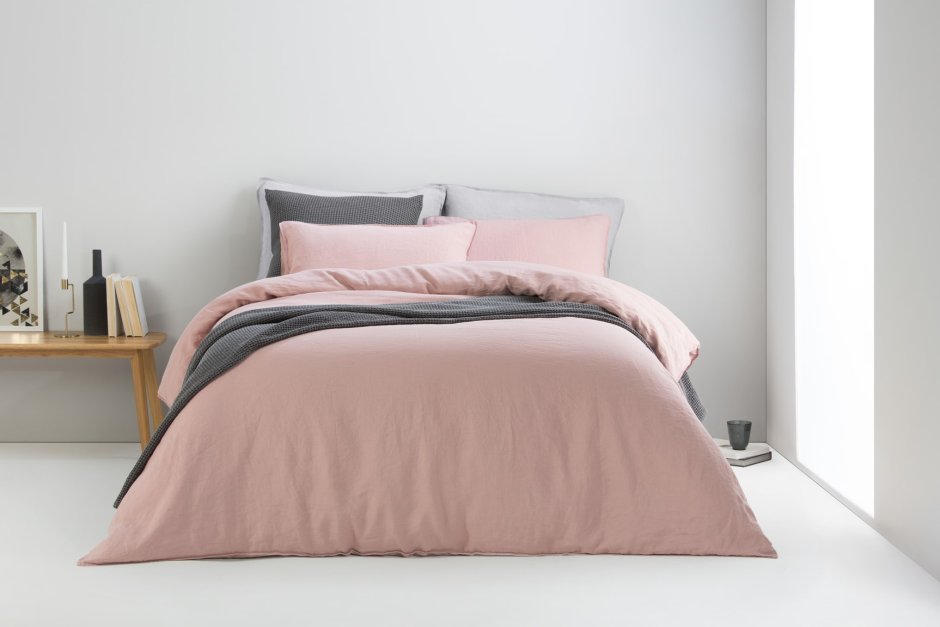 Кровать пудрового цвета