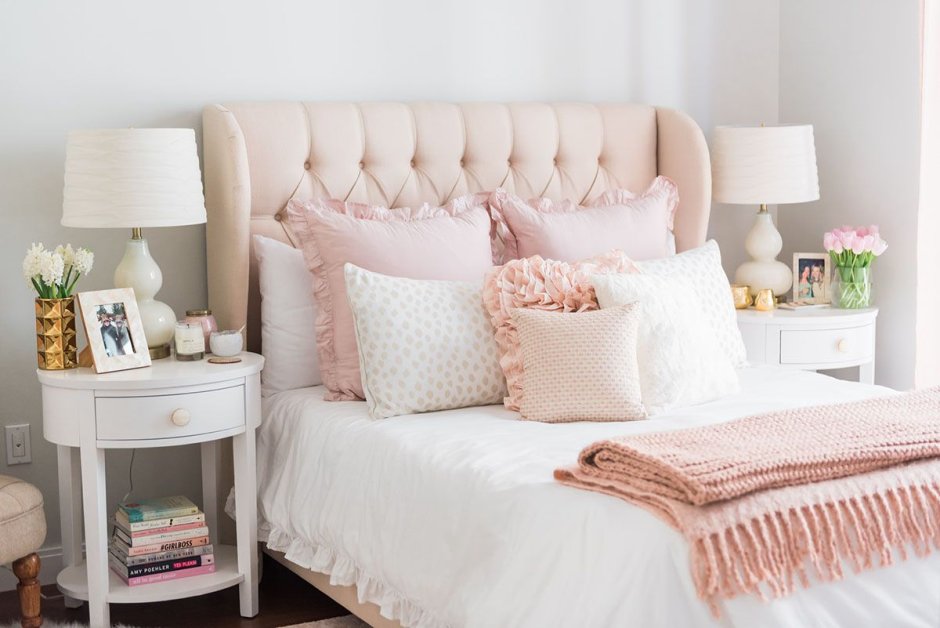 Розовое изголовье кровати в интерьере
