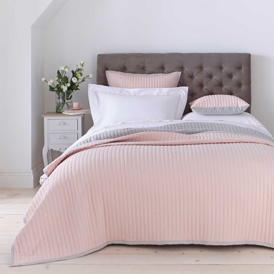Пыльно розовая кровать