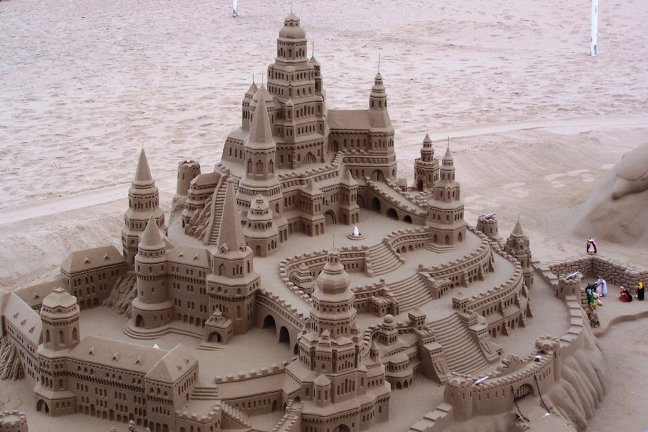 Большой песчаный замок