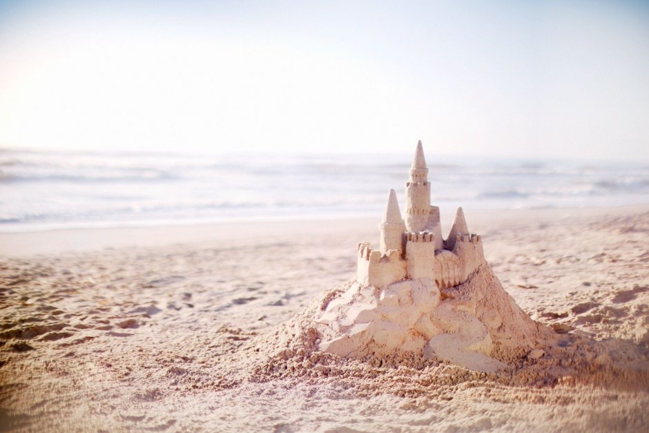 Замок из песка на море