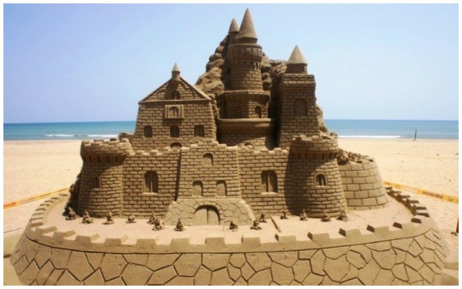 Красивый замок из песка