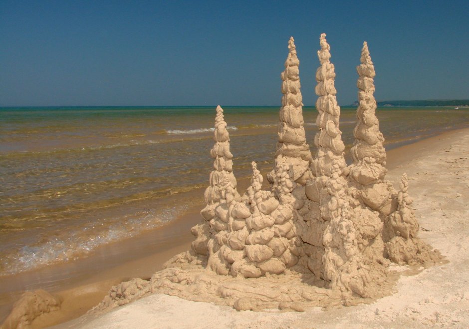 Замок из песка на прозрачном фоне
