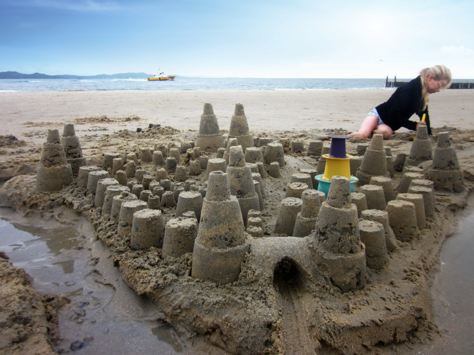 «Замок из песка» графическиц Роман
