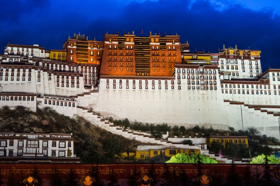 Дворец Потала Тибет внутри вертикальная фотография