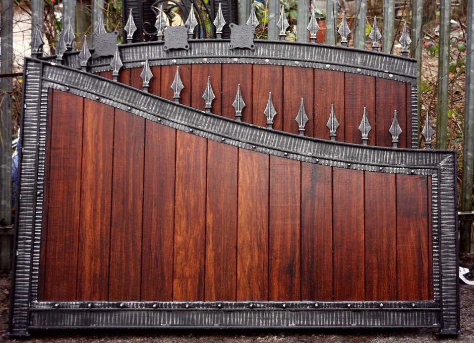 Необычные деревянные ворота